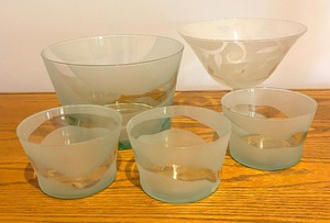 lot 91 image: Five Fantastic Glass Bowls