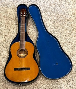 lot 73 image: Yamaha G-231 Guitar
