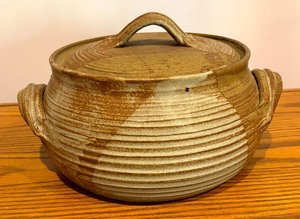 lot 145 image: Pretty Pottery Pot with Lid