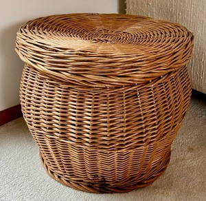 lot 41 image: Wicker Storage Basket With Lid Woven Laundry Basket