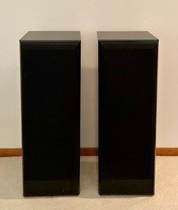 lot 23 image: Pair of Vintage SL 40 Speakers