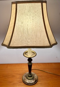 lot 63 image: Pretty Petite Vintage Table Lamp