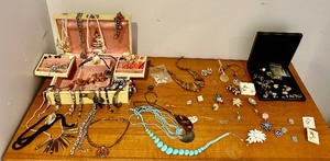 lot 66 image: Vintage Jewelry Treasures