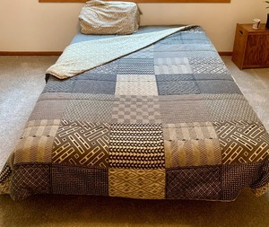 lot 49 image: Bedding Full  Queen in Gray, Black and White