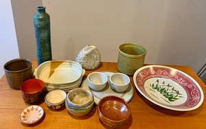 lot 118 image: Wonderful Variety of Pottery, Cups, Vases and More
