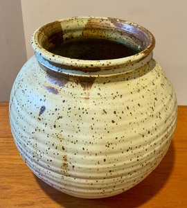 lot 126 image: Pretty Handmade Pottery Pot