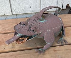 lot 148 image: Charming Metal Frog Decor