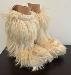 lot 32A image: Fabulous Furry Boots