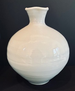 lot 169 image: Pretty Pottery Vase