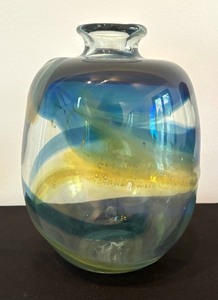 lot 172 image: Amazing Art Glass Vase by Larry Pellegrino