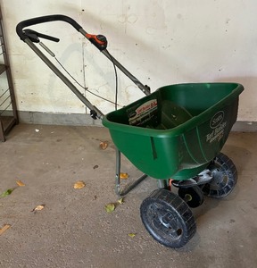lot 208 image: Scotts Turf Builder Spreader