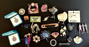 lot 220 image: Beautiful Vintage Brooches