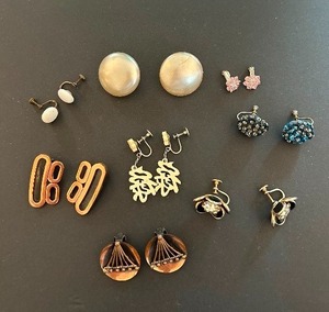 lot 221 image: Clip on Earrings