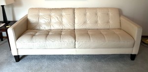 lot 9 image: Divani Chateau dAx Leather Sofa  Couch