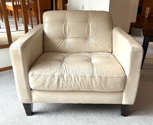 lot 10 image: Divani Chateau dAx Leather Chair
