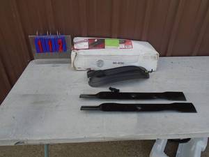 lot 112 image: Craftsman 46mulching blade kit.