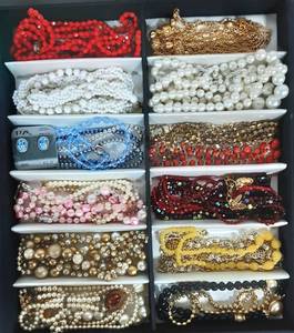 25 Pieces Of Vintage Jewelry-Necklaces (Some Glass)