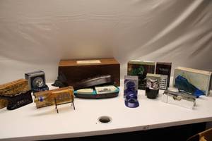 lot 902 image: Vintage Avon Collectible Figurines and Decanters Lot