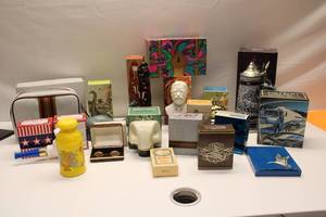 lot 906 image: Assorted Vintage Avon Aftershave Decanters and Collectibles