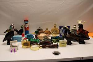 lot 908 image: Vintage Collectible Avon Bottles and Figurines Lot