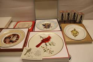 lot 910 image: Collection of Avon Commemorative Plates and Chess Pieces