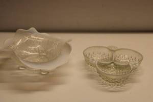 lot 16 image: Vintage Opalescent Glass Dishes Set