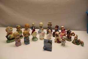 lot 40 image: Collection of Ceramic Figurines and Ornaments