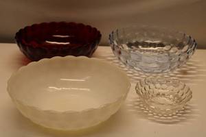 lot 46 image: Vintage Hobnail Glass Bowl Set - 4 Pieces