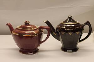 lot 85 image: Vintage Hall Teapot Set - Burgundy and Brown 6-Cup Teapots