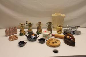 lot 94 image: Assorted Vintage and Decorative Collectibles Lot