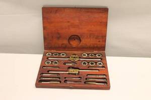 lot A-111 image: Vintage Snap-On Tap and Die Set in Wooden Case