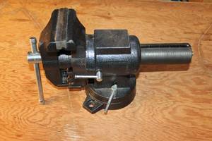 lot 461 image: Heavy-Duty PAFEX Bench Vise