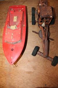 lot 470 image: Vintage Tonka Grader and Thompson Pier 66 Model Boat Set