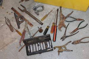 lot 472 image: Assorted Hand Tools and Socket Set Lot