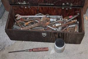 lot 189 image: Assortment of Vintage Hand Tools in Wooden Toolbox