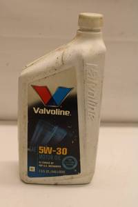 lot 208 image: 1 Quart of Valvoline 5W-30 Motor Oil - Used