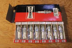 lot 213 image: Set of 8 Champion RV15YC Copper Plus Spark Plugs - New