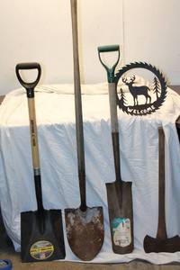lot 216 image: Collection of 5 Garden Tools and Metal Welcome Sign