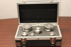 lot 900 image: Set of Precision Weights with Carrying Case - 5 Pieces