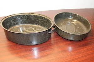 lot 284 image: Vintage Enamel Coated Roasting Pans - Black Speckled