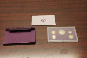 lot C-352 image: 1986 United States Proof Coin Set - Complete with Original Packaging