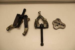 lot 382 image: Assortment of 3 Repair Tools - Puller Kit with 2 Pullers and Adapter Plate