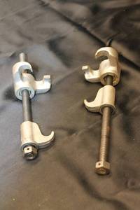 lot 509 image: Set of 2 Used Mechanical Clamps with Adjustable Screws