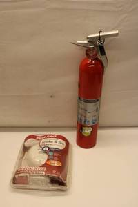 lot 524 image: Fire Safety Bundle 1 Fire Extinguisher & 1 smoke and fire alarm