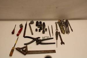 lot 540 image: Assortment of Vintage Hand Tools and Accessories - Set of 20 Pieces