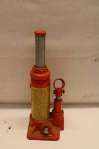 lot 548 image: Used 2 Ton Hydraulic Jack - Heavy Duty Lifting Tool