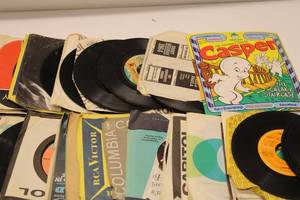 lot 555 image: Collection of Vintage 45 RPM Records with Albums - 19 Pieces