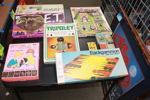 lot 970 image: Group of Vintage Board Games and Creative Play Sets