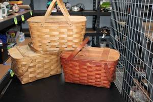lot 976 image: Set of 3 Vintage Wooden Storage Baskets - Maple & Red Baskets
