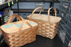 lot 979 image: Set of 2 Rustic Wooden Baskets with Lids - Handcrafted Vintage